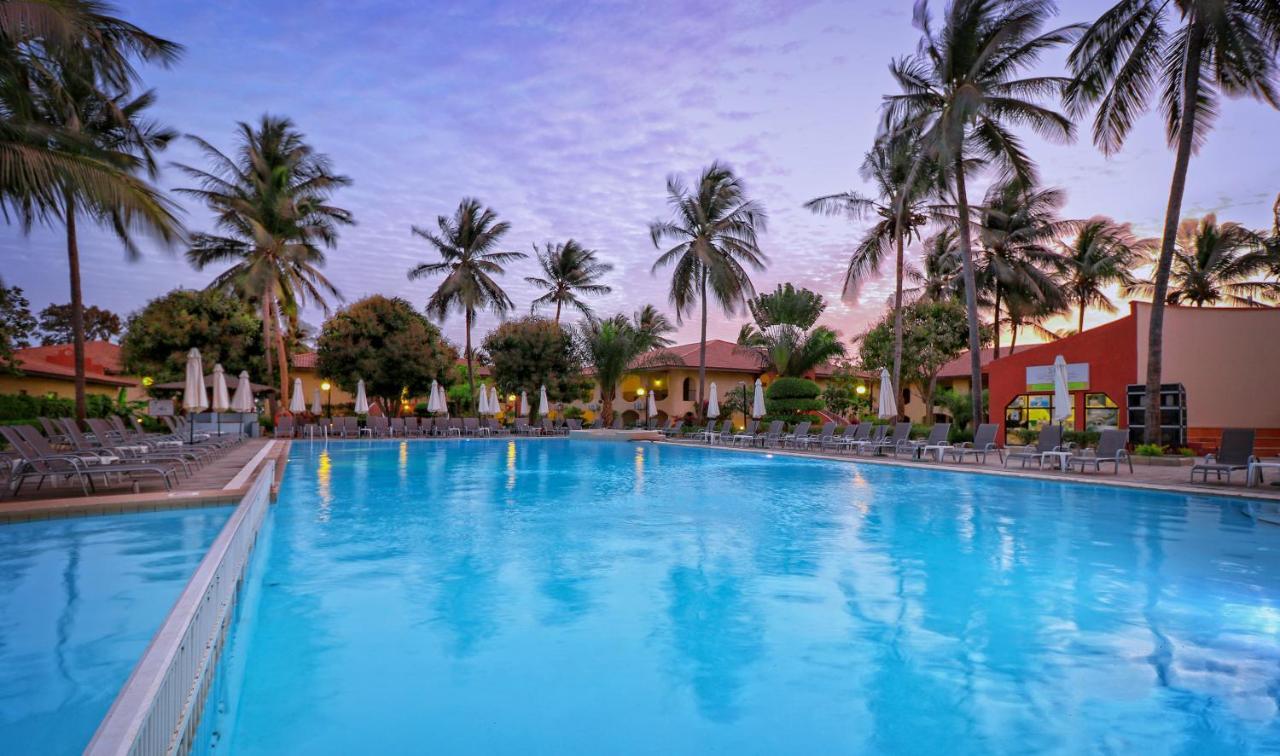 Ocean Bay Hotel & Resort Bakau Ngoại thất bức ảnh