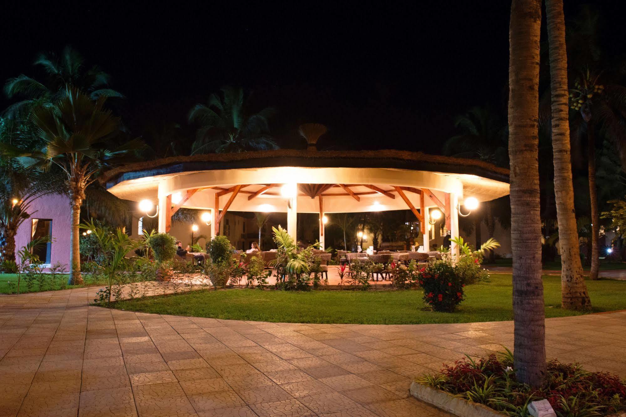 Ocean Bay Hotel & Resort Bakau Ngoại thất bức ảnh
